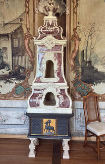Roter Fayenceofen im Roten Salon des Ritterguts Ermlitz